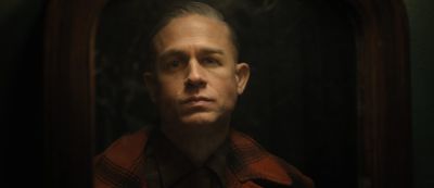 Альфред Хичкока - Чарли Ханнэм - Джеффри Дамер - Чарли Ханнэм примеряет кожаное лицо в тизере сериала "Монстр: История Эда Гейна" - gamemag.ru