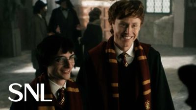 Гарри Поттер - Джейсон Момоа - Джоан Роулинг - Рон Уизли - Волшебные палочки пригодились не только для заклинаний: SNL жестко высмеяли будущий перезапуск Поттерианы - playground.ru