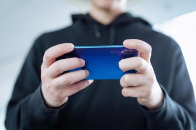 Россияне купили свыше 1,5 млн смартфонов в подарок на Новый год - playground.ru - Кинопоиск