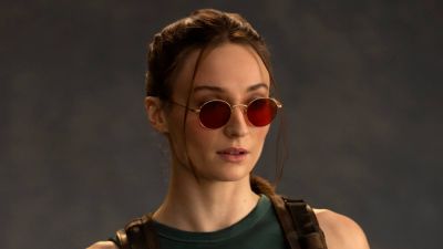 Лариса Крофт - Джейсон Айзекс - Сигурни Уивер - На съемках нового сериала Amazon по мотивам Tomb Raider заметили бывшую исполнительницу роли Лары Крофт - playground.ru - Англия