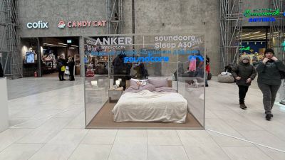 Девушка проспала 6 часов в торговом центре: Anker проверила наушники для сна soundcore Sleep A30 - playground.ru