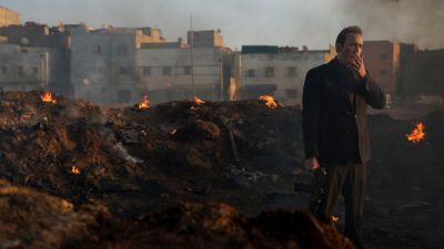 Николас Кейдж - Вильям Скарсгард - Первый кадр с Николасом Кейджем из "Оружейный барон 2" - фильм выйдет в 2027 году - playground.ru