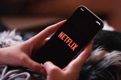 Бен Аффлек - Тед Сарандос - Netflix запустит вертикальную ленту и будет создавать рекламу с помощью ИИ - playground.ru