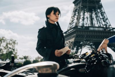 Ева Грин - Вайнона Райдер - Лина Хиди - Из Невермора в Париж: Netflix показал первый кадр 3-го сезона "Уэнсдэй" с Дженной Ортегой - playground.ru - Франция - Париж