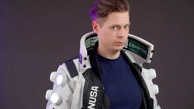 Косплеер смастерил куртку из Cyberpunk 2077 с OLED-воротником, на котором можно играть в Cyberpunk 2077 - 3dnews.ru