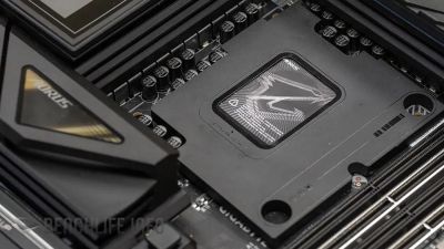 Gigabyte показала материнскую плату Intel Z990 с вентилятором для охлаждения памяти и скрытым разъёмом процессора - playground.ru