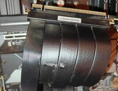 На вертикально установленной видеокарте Asus TUF GeForce RTX 5090 расплавилась изоляция райзер-кабеля - playground.ru