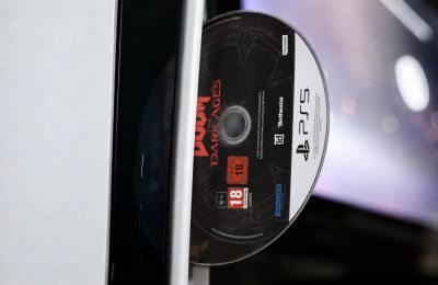 PlayStation продолжает сталкиваться с критикой из-за отказа от дисков - игроки массово атакуют даже посты о Doom - playground.ru